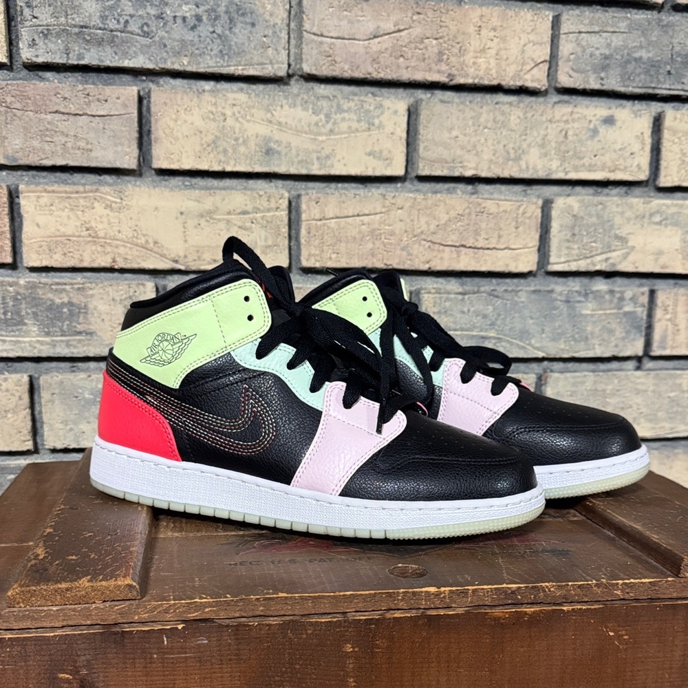Nike Jordan 1 Mid SE “Glow in the Dark” Youth size 7